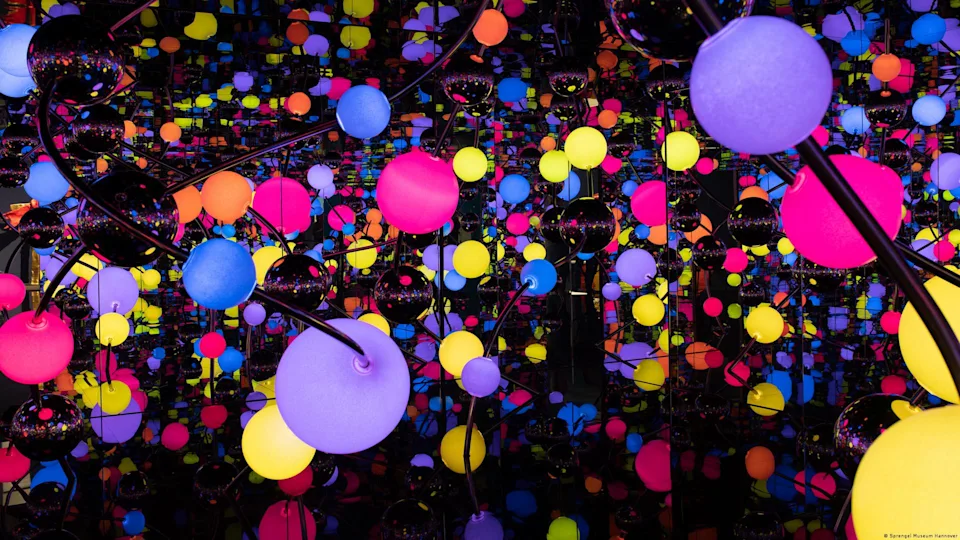 Yayoi Kusama: la artista que convirtió sus obsesiones en un universo de lunares