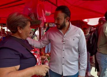 Faruk Miguel dialoga con una comerciante durante su recorrido por el Tianguis del Imán