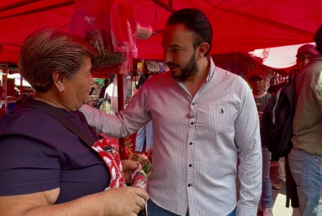 Faruk Miguel dialoga con una comerciante durante su recorrido por el Tianguis del Imán