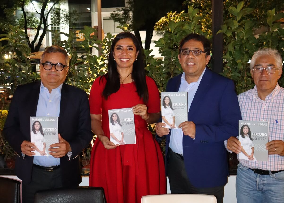 Marybel Villegas acompañada por asistentes durante la presentación de su libro sobre Quintana Roo