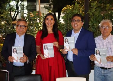 Marybel Villegas acompañada por asistentes durante la presentación de su libro sobre Quintana Roo