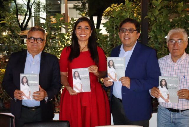 Marybel Villegas acompañada por asistentes durante la presentación de su libro sobre Quintana Roo