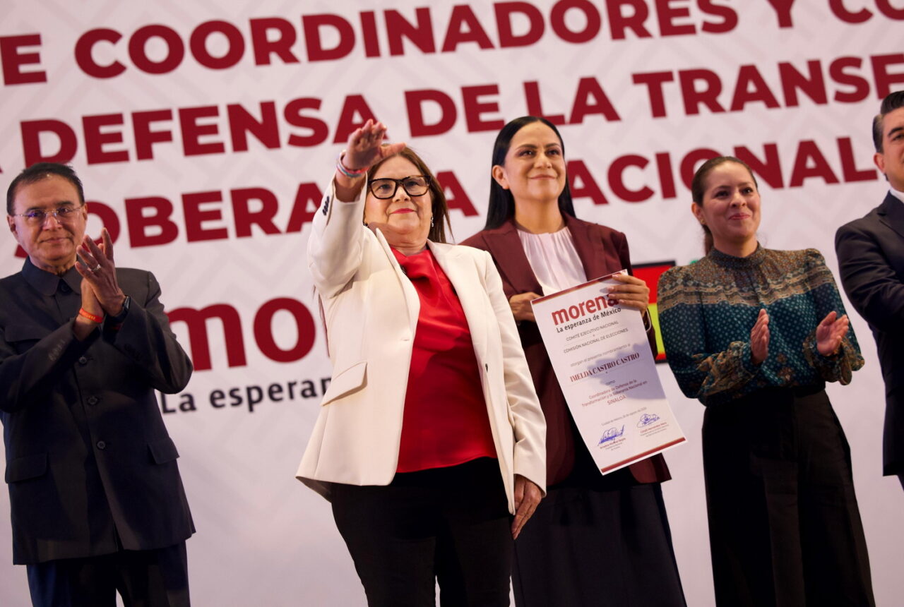 Imelda Castro saluda tras recibir su nombramiento como coordinadora estatal de Morena en Sinaloa