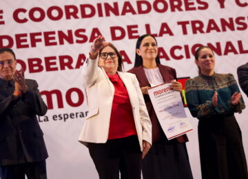 Imelda Castro saluda tras recibir su nombramiento como coordinadora estatal de Morena en Sinaloa