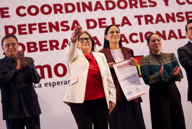 Imelda Castro saluda tras recibir su nombramiento como coordinadora estatal de Morena en Sinaloa