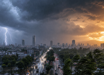Tormenta intensa sobre la Ciudad de México con lluvia, viento y cielo de alto contraste térmico