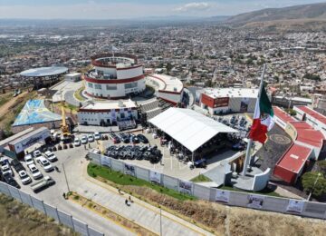 Vista aérea de un complejo de seguridad y la ciudad de Zacatecas, con bandera de México
