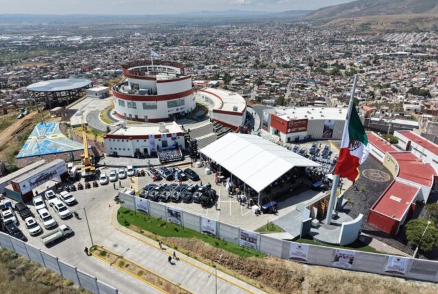 Vista aérea de un complejo de seguridad y la ciudad de Zacatecas, con bandera de México