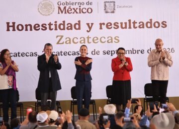 Claudia Sheinbaum y David Monreal aplauden durante la gira del Segundo Informe en Zacatecas