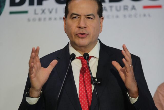 El diputado Ricardo Mejía habla ante medios en el Palacio Legislativo de San Lázaro