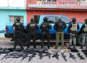 Personal federal y armamento asegurado durante el Operativo Enjambre en Esperanza, Puebla