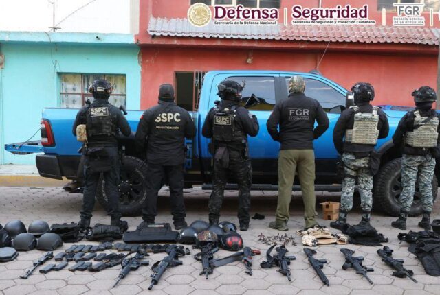 Personal federal y armamento asegurado durante el Operativo Enjambre en Esperanza, Puebla